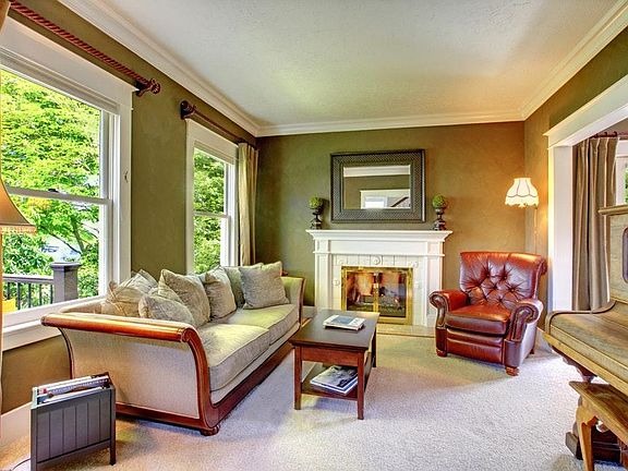 Living Rm w/gas fireplace