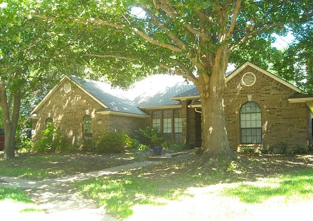 1st image of 2612 Surrey Woods Ct