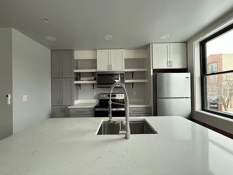 19 SW Dorion Ave — Photo 5
