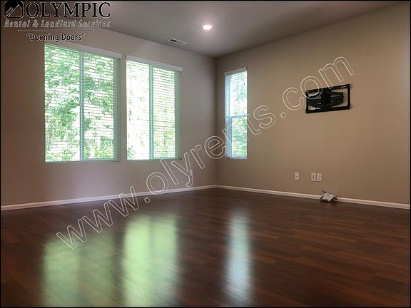 3rd image of 3935 Jett Ln NE