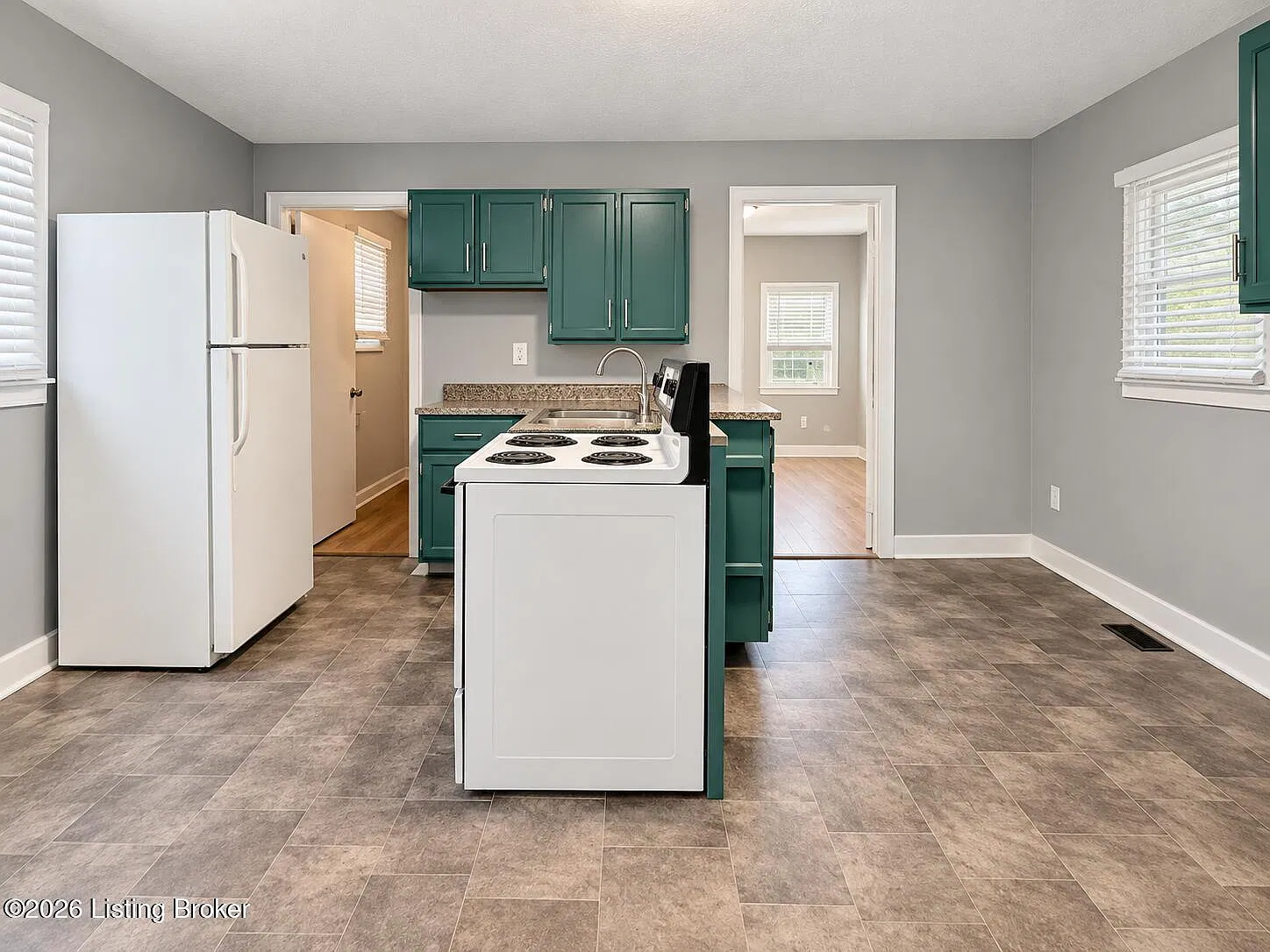 3 bed, 1.0 bath, 896 sqft, $1,295 — Photo 4