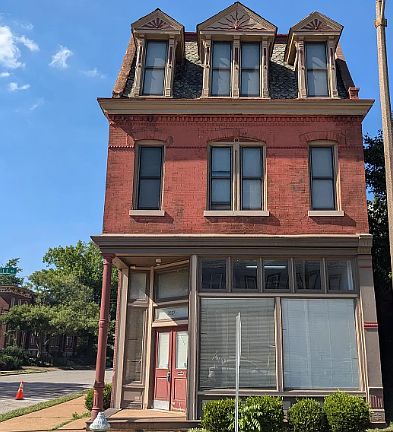 1st image of 2827 Russell Blvd APT A