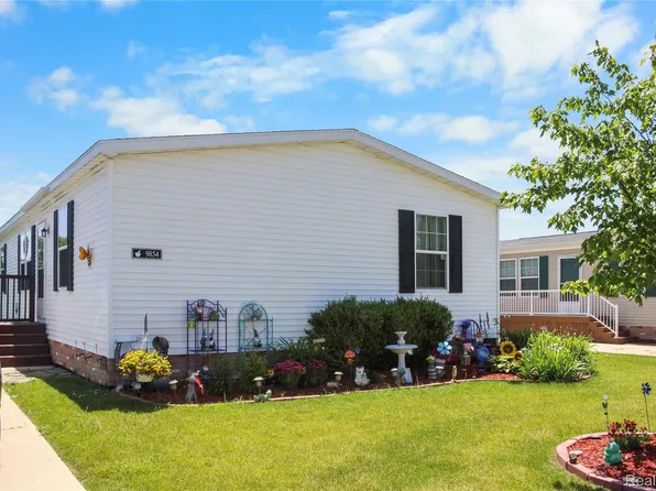 9854 Townsquare Blvd, Fenton, MI 48430