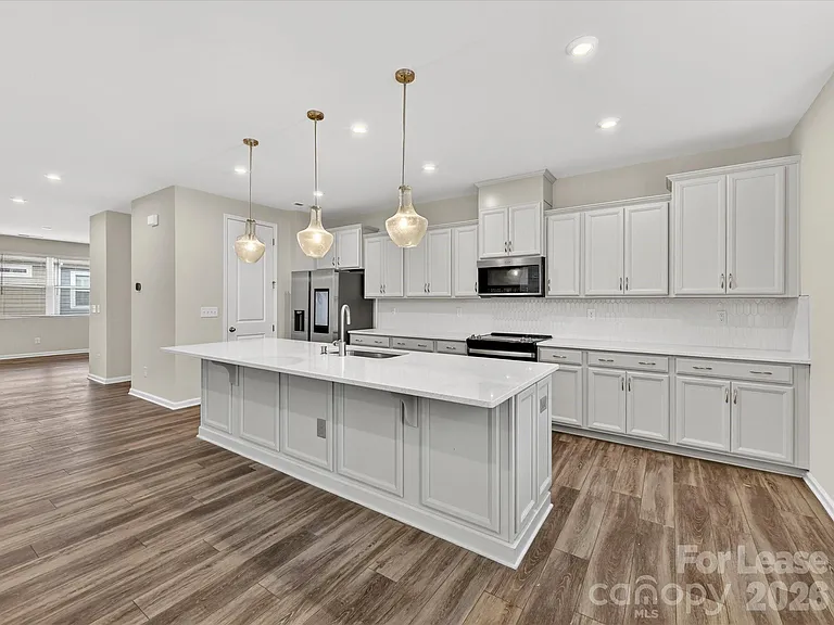 420 Burr St — Photo 11