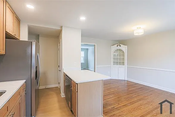 1554 Pentwood Rd — Photo 4