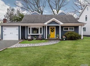 74 Middle Neck Rd, Port Washington, NY 11050