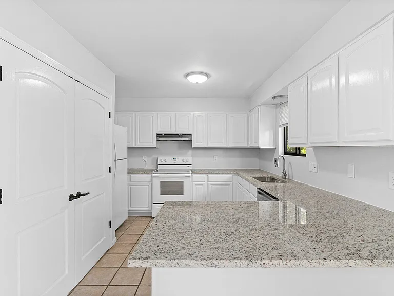 551 W Crestline Cir #9D2 — Photo 11