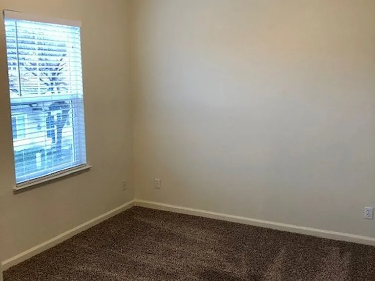 340 Caples Dr — Photo 11