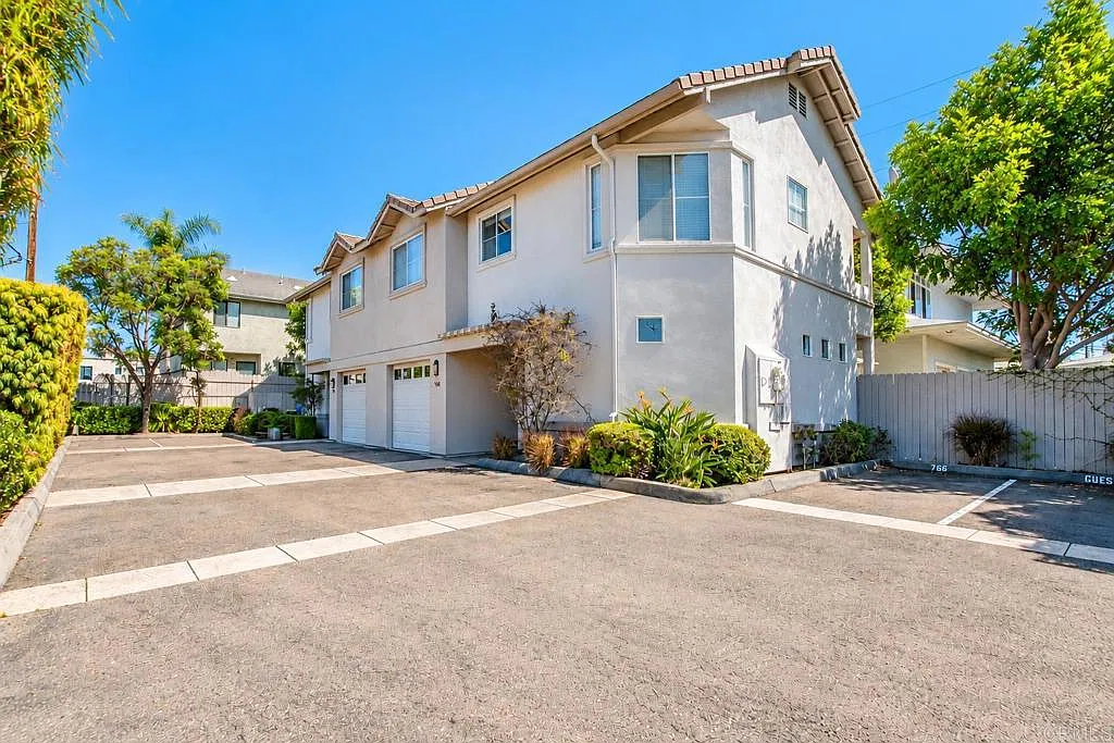 2 bed, 2.0 bath, 1200 sqft, $4,400 — Photo 1