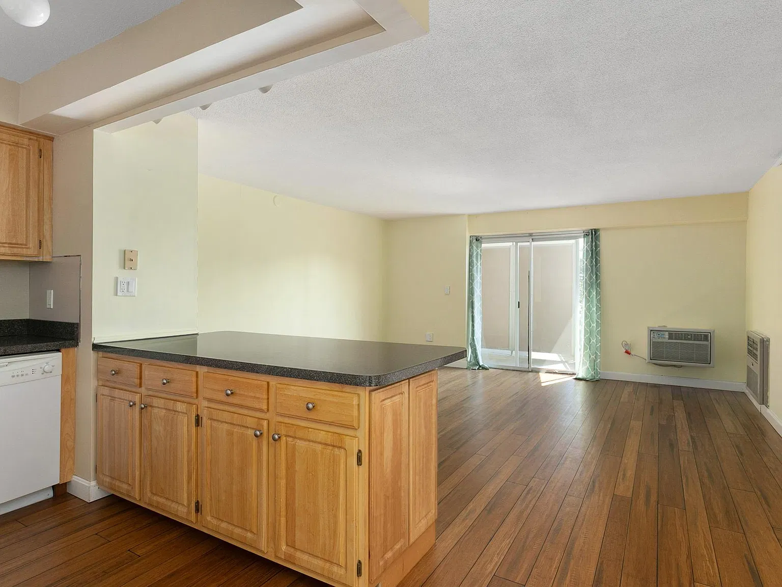 1 bed, 670 sqft, $2,150 — Photo 3
