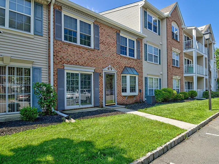 96 Versailles Ct — Photo 2