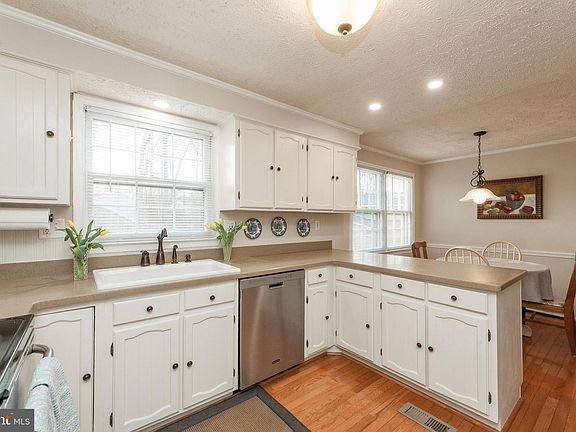 3rd image of 2964 Hickory Valley Dr