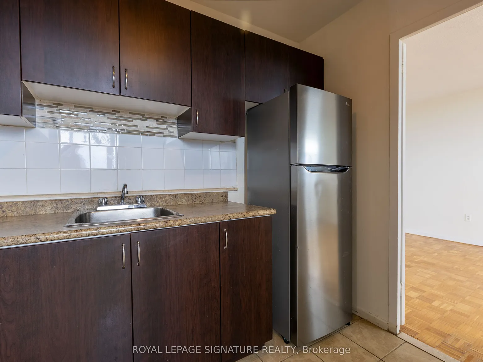 161 Oakwood Ave — Photo 4