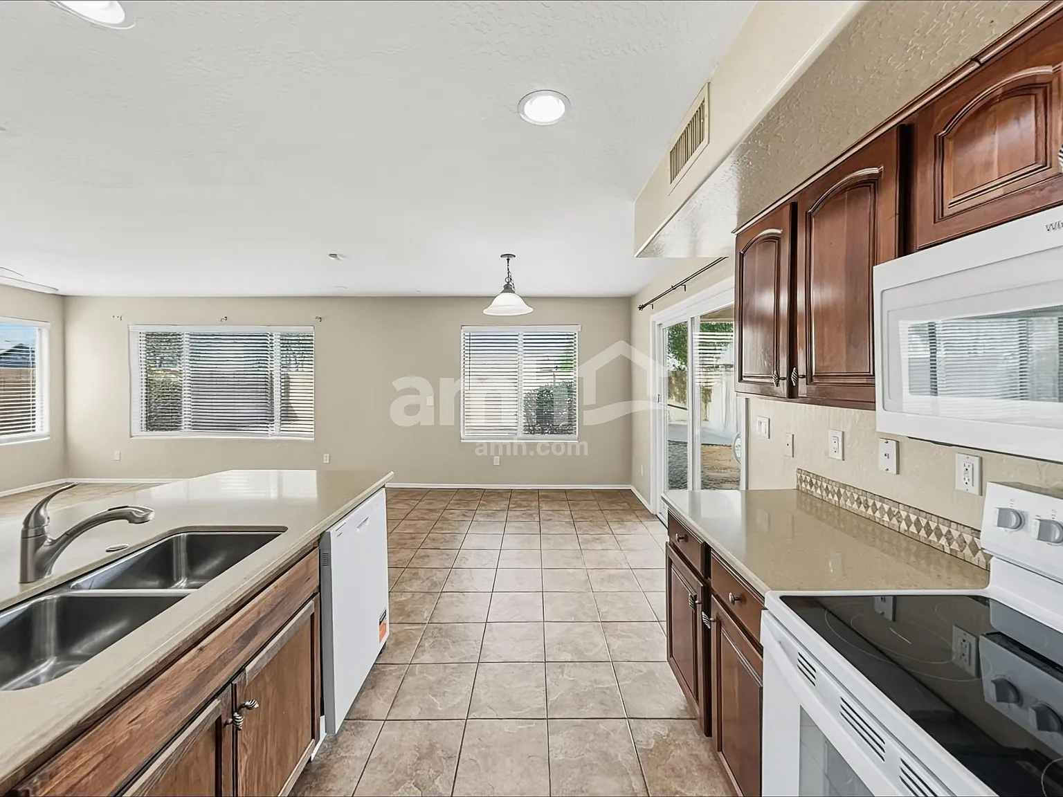 4 bed, 3.0 bath, 2485 sqft, $2,160 — Photo 3
