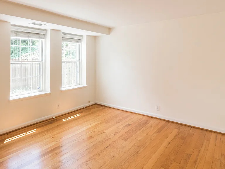 3303 S Wakefield St — Photo 2