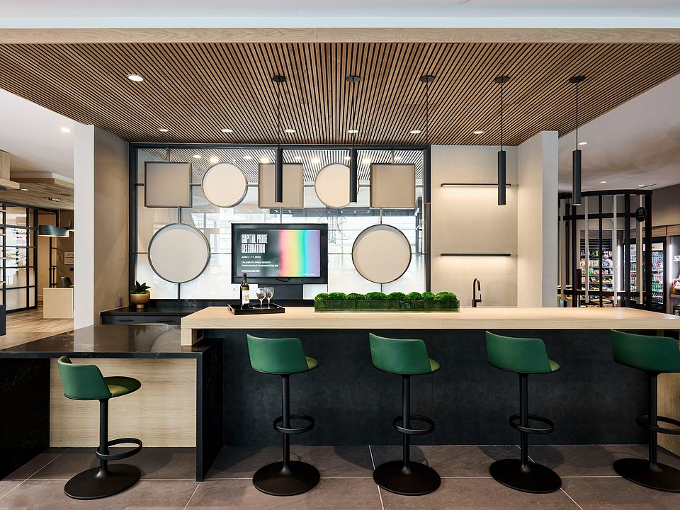 Chef-inspired demonstration kitchen and lounge