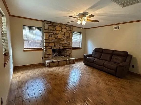 3rd image of 400 Polk Ln