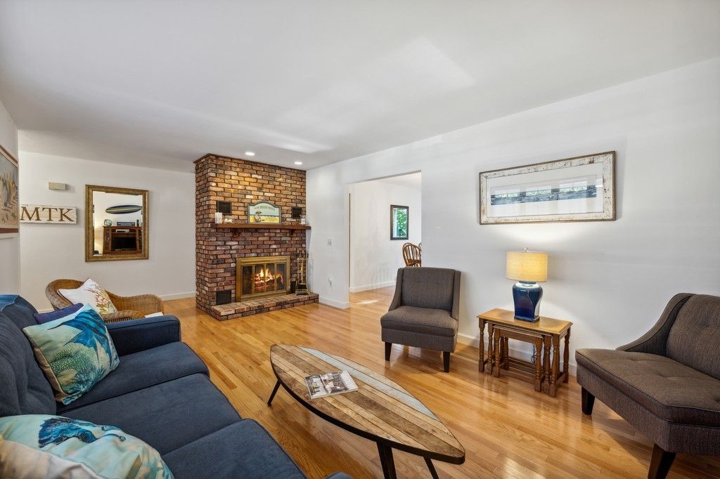  Living with fireplace