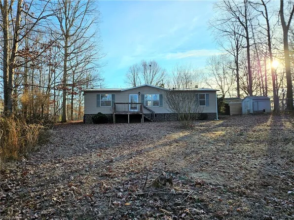 1024 Hummingbird Ln, Yadkinville, NC 27055