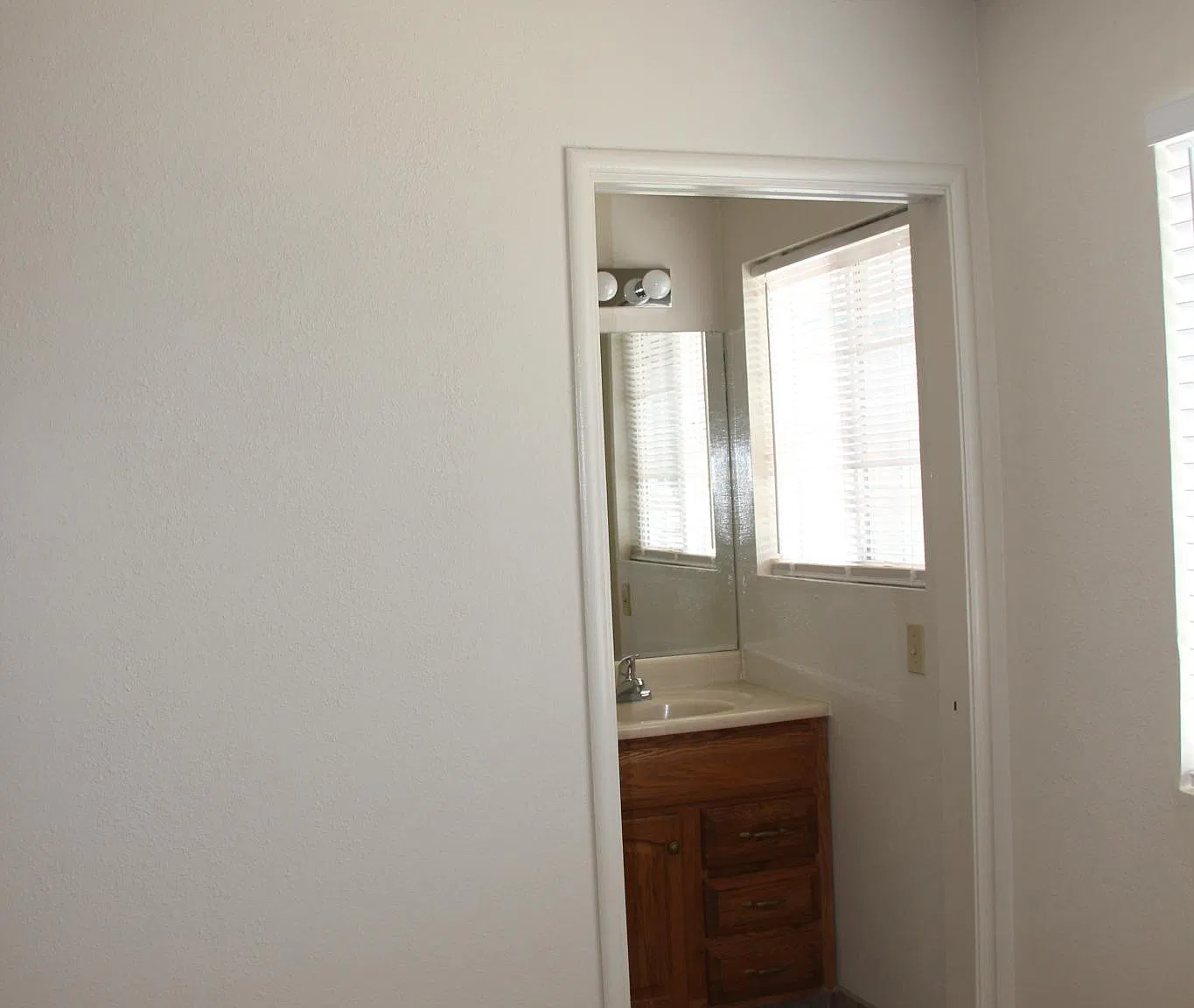 3 bed, 1003 sqft, $2,400 — Photo 4