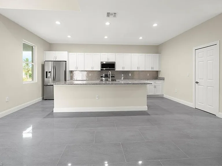 1043 Albert Ave — Photo 3