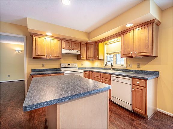 4th image of 83 Deseyn Dr
