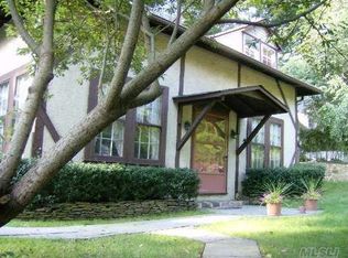 555 Woodbury Rd, Cold Spring Harbor, NY 11724