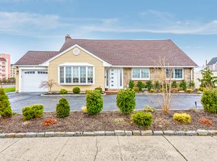 1 Carousel Ln, Lido Beach, NY 11561