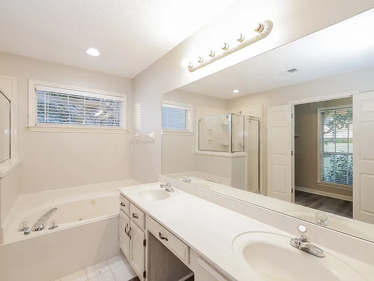 25 Oakland Woods Cv — Photo 12
