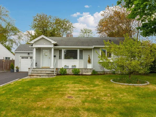 305 Glynn Street, North Babylon, NY 11703
