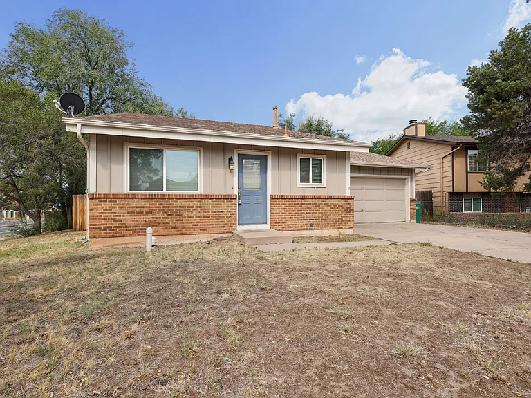 2390 Middleton Ct — Photo 2