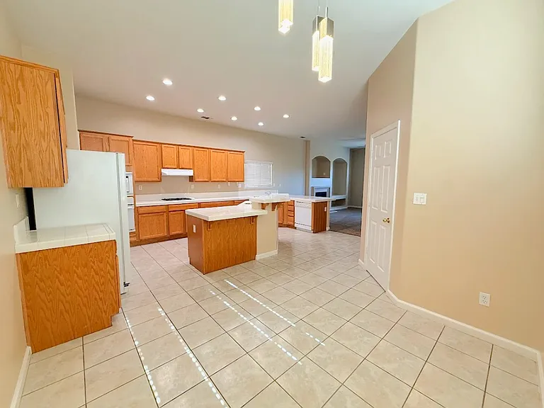 405 Hearst Dr — Photo 7