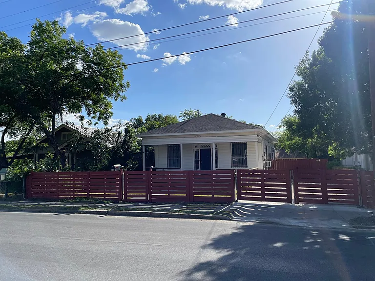 1123 S Hackberry St — Photo 4