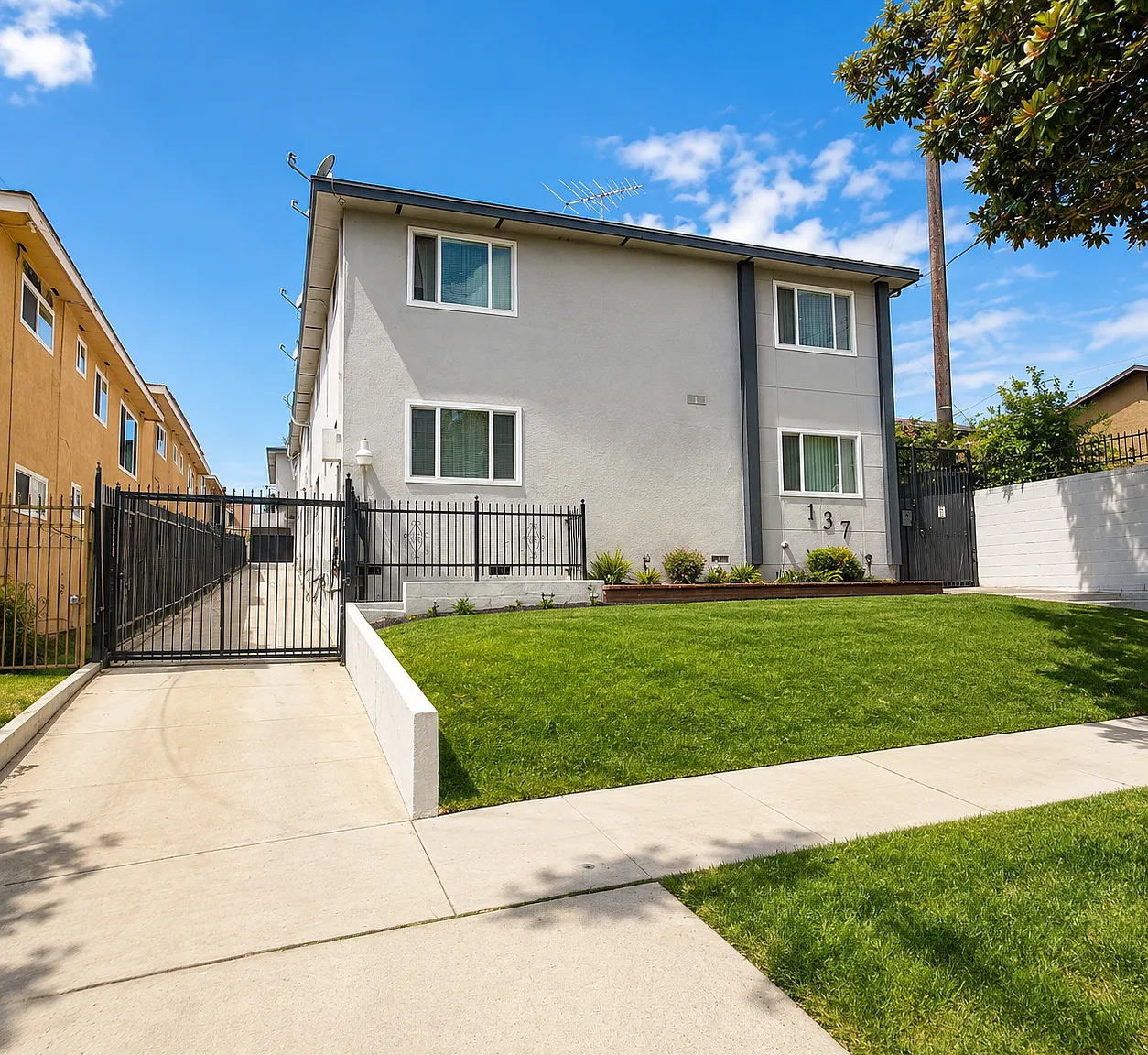 137 N Eastwood Ave — Photo 1