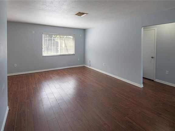 3rd image of 1727 W Groveleaf Ave