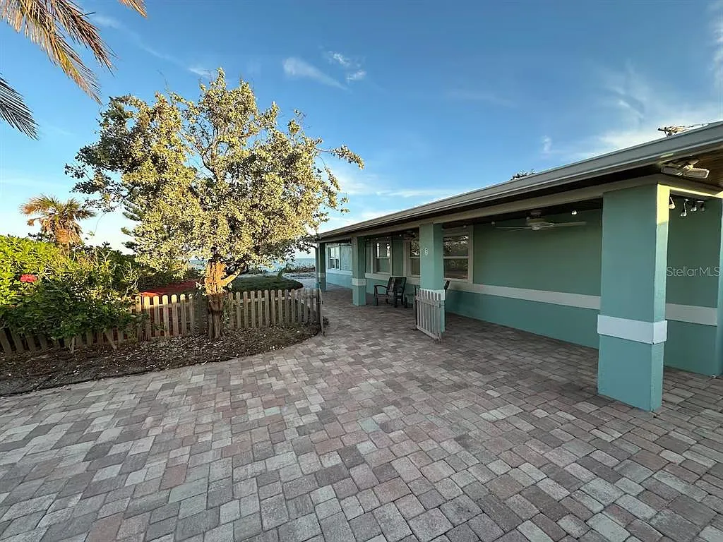 3 bed, 2.5 bath, 1300 sqft, $8,000 — Photo 2