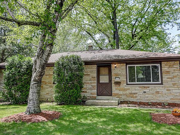 3rd image of W170N9335 Woodlawn Dr