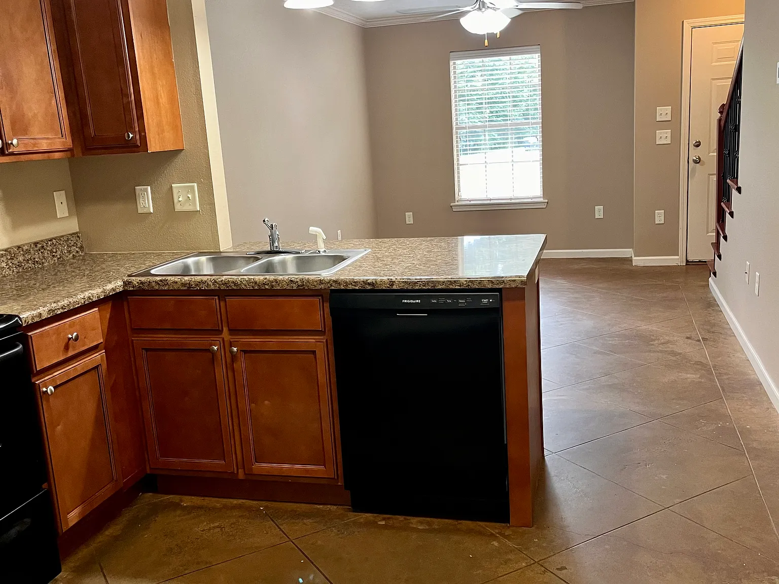 2 bed, 1.5 bath, 850 sqft, $825 — Photo 2