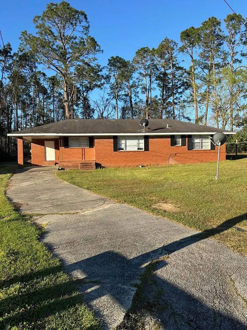 3 Bed 1.5 Bath Brick House — Photo 1