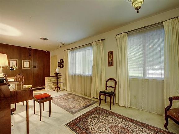 4th image of 1910 Teakwood Dr