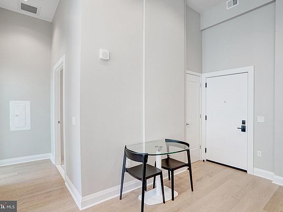 4th image of 925 N Fairfax St #207