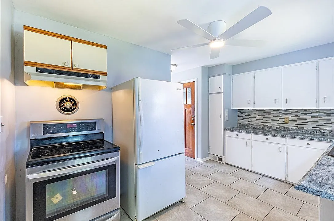 3 bed, 890 sqft, $2,200 — Photo 3