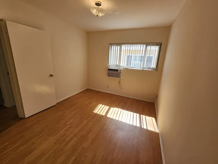1141 Irving Ave #3 — Photo 18