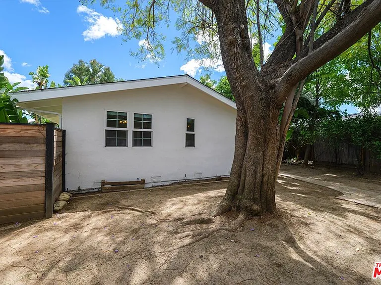 22750 Clarendon St — Photo 36