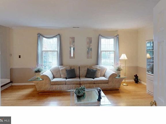 4th image of 17 Bennington Dr