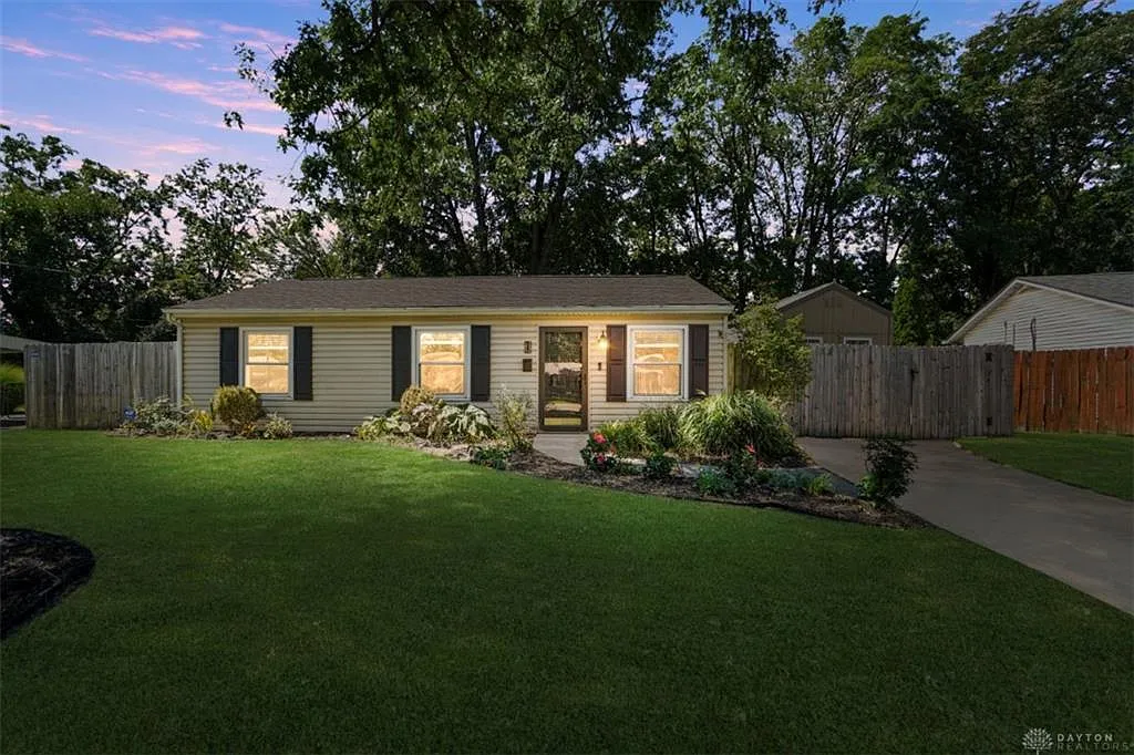 3 bed, 1.0 bath, 925 sqft, $2,025 — Photo 1