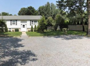 394 N Sunrise Service Rd, Manorville, NY 11949