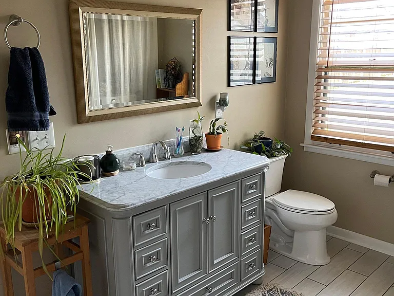 primary bathroom (example with furnishing)