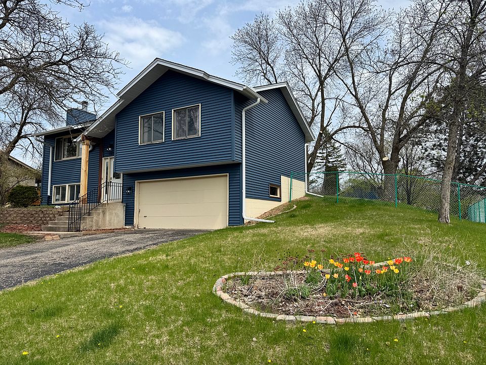 3BR-2BA-2Car Garage, West Bloomington Home. Centrally located, close to Dred Scott park, Wilkie Unit National Wildlife Refuge, Park and Ride, and easy access to 169 and 494.