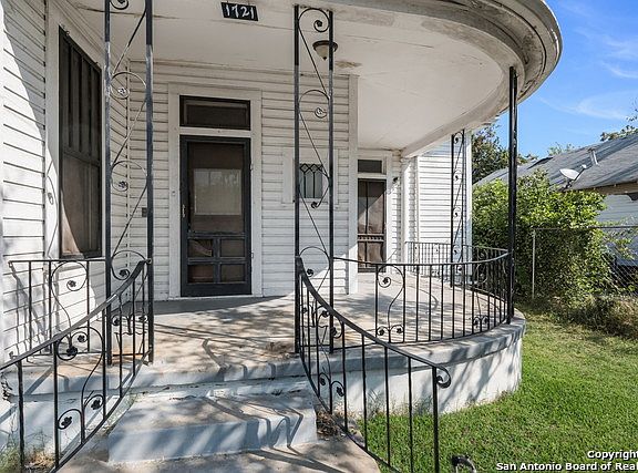 3rd image of 1721 Monterey St